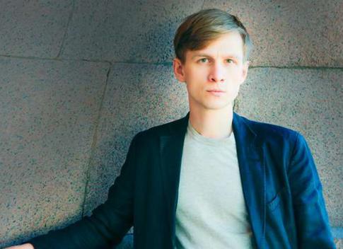 Постелью, а не кухней: Евгений Антропов рассказал, чем его «зацепила» избранница