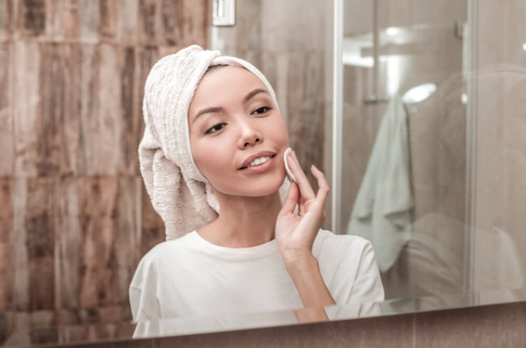 Слишком много крема и горячая вода: утренние ошибки бьюти-рутины, которые испортят ваш день