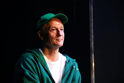 «Жгучий красавчик»: 64-летний Меньшиков произвел фурор новым стилем