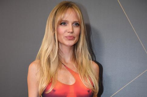 «Что это за дичь?»: полураздетая Глюкоза попала на видео в одном из ночных клубов Москвы