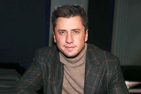 «Режим отпуск!»: Павел Прилучный поделился кадром из самолета с сыновьями