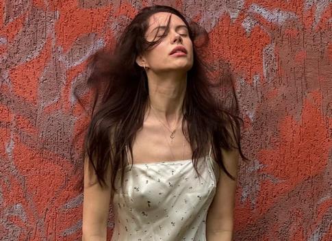 Диана Пожарская показала новые романтичные фото в летнем образе