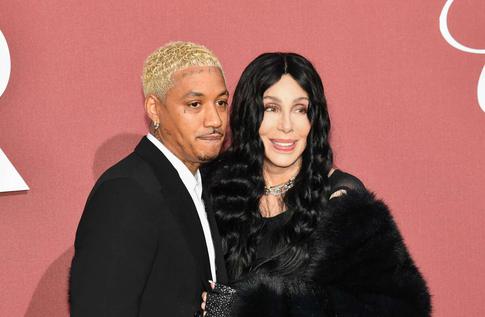 39-летнего бойфренда Шер засняли во время флирта с другими женщинами