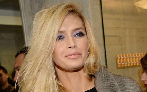 Брежнева показала украшенное кристаллами платье, в котором вышла на красную дорожку