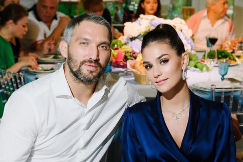 Овечкин и Шубская закатили грандиозный банкет в московском заведении