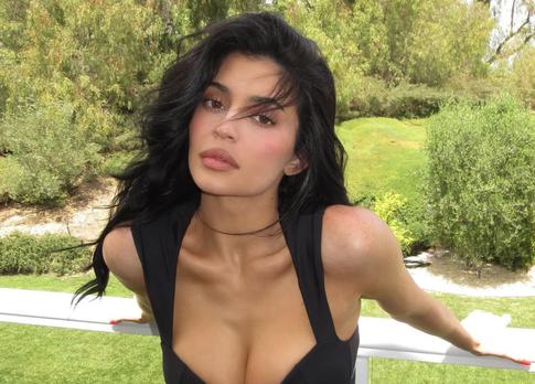 Отдыхающая в золотистом бикини Кайли Дженнер подогрела слухи о пластике ягодиц