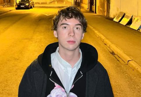 Выросший в криминальном районе Денис Власенко рассказал, как его спасала бабушка