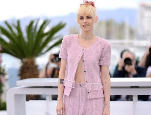 Кристен Стюарт вышла в свет в Каннах в образе Барби