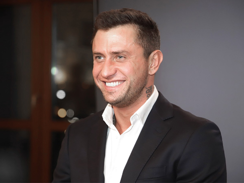 Павел Прилучный удивил поклонников серебряным зубом