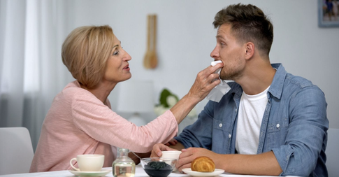 Маменькин сынок: что делать, если муж во всем советуется со свекровью