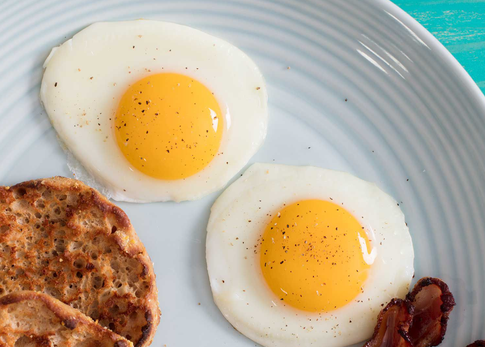 Не только омлет и глазунья: 5 рецептов с сырыми и вареными яйцами