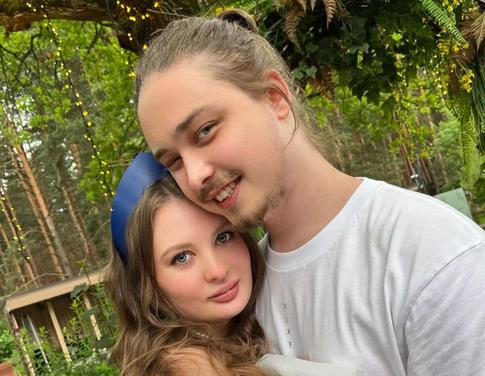 Невестка Королевой показала, как выглядит ее лицо после операций на челюсть