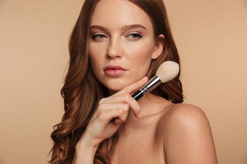 Фишки макияжа, которые делают лицо моложе без пластики и фотошопа