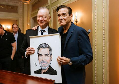 Клуни снова «поседел»: актер появился на публике с обновленной прической