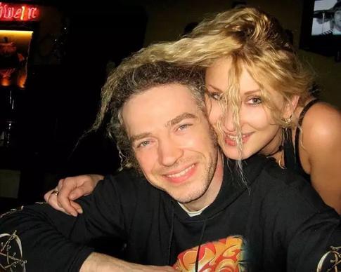 «Она первая призналась в любви»: солист «Монгол Шуудан» рассказал о знакомстве с женой