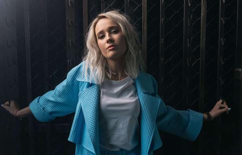 «Разбила губу»: Клава Кока получила травму на концерте