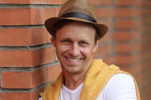 «Были мысли пойти работать таксистом»: актер из «Универа» рассказал о финансовых проблемах