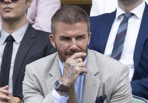 «Выздоравливай, папуля»: Виктория Бекхэм показала фото мужа с перевязанной рукой