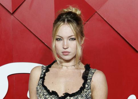 «Ни лица, ни фигуры»: сверкнувшую грудью дочь Кейт Мосс разнесли в Сети