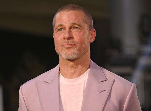 «Молочный поросенок»: Брэд Питт удивил публику образом в розовом костюме