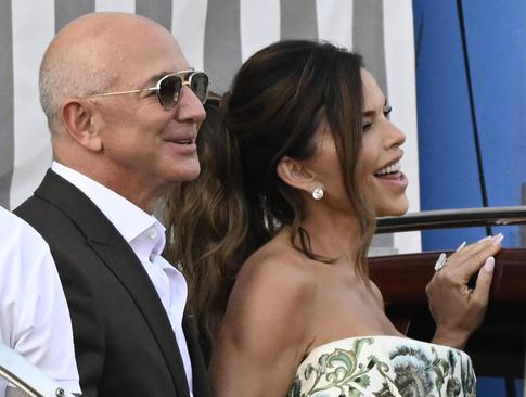 Пошло не по плану: стихия разогнала звездных гостей с вечеринки Джеффа Безоса и Лорен Санчес