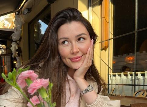 Анна Заворотнюк вернула прическу, от которой отказалась в юности