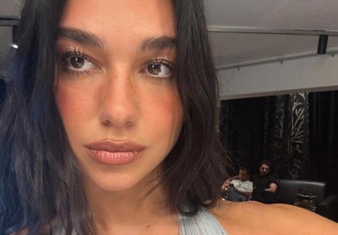 Одетая в «голое» платье Дуа Липа провела жаркий вечер в компании жениха