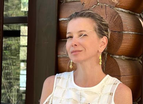 «Он выглядит бомбически»: Юлия Высоцкая сразила публику новым фото с Кончаловским