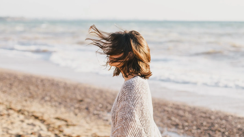 Уход за волосами на солнце: как предотвратить сухость и ломкость