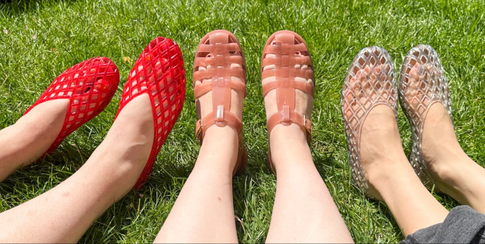 Десерты в моде: как и с чем носить этим летом желейные сандалии