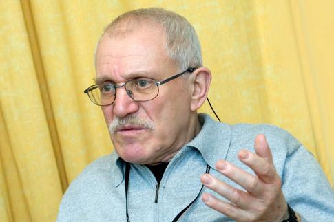 Режиссер Митта госпитализирован в тяжелом состоянии, но сын снова опровергает ухудшение