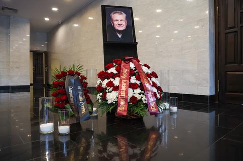 «Спасибо, что не льете слезы»: Исакова с улыбкой обратилась к коллегам на похоронах Юрия Мороза