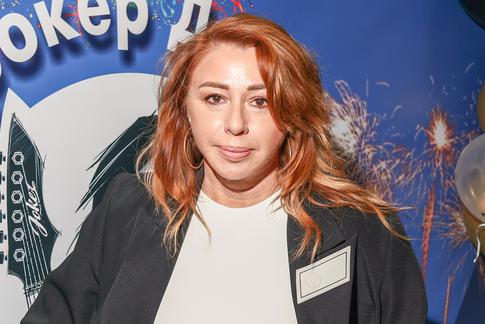 «Никакого фотошопа»: Алена Апина поделилась честным снимком в бикини