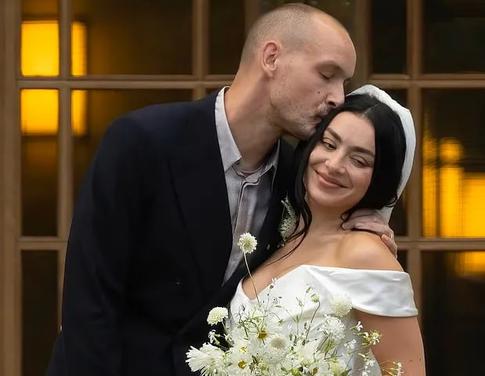 Скандально известная певица Charli XCX вышла замуж