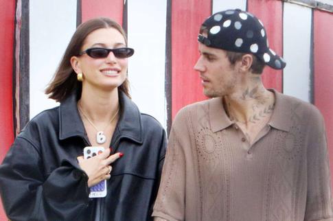 Хейли Бибер резко ответила на критику нового альбома мужа: «Неудачники»