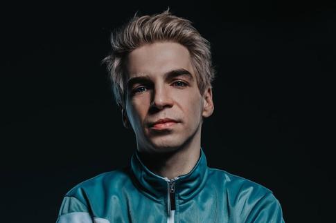 «Она вовсе не тихоня»: актер Даниил Вахрушев впервые представил поклонникам будущую жену