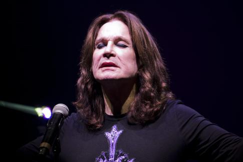 Убитые горем родные, живой оркестр и толпы фанатов: в Бирмингеме простились с Оззи Осборном