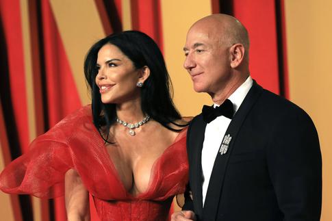 «Она берет уроки у жены Канье Уэста»: Лорен Санчес в прозрачном платье огорошила соцсети