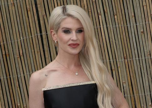 Вылитая мать: похудевшая Келли Осборн пришла на вечер в облегающем наряде