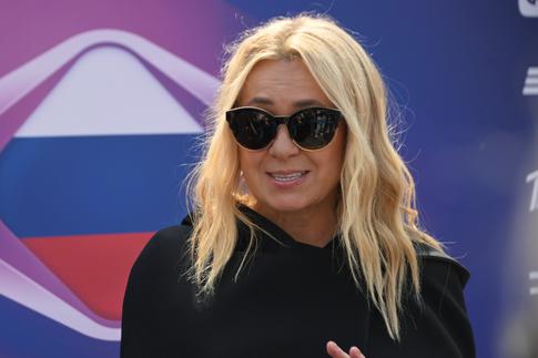 «Провожаю со слезами»: старшие сыновья Яны Рудковской окончили вуз