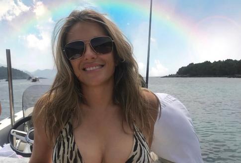 «Забудьте про это»: Элизабет Херли раскрыла секрет удачных фото в бикини