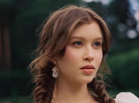 «Ангельская»: представшая в образе «тургеневской» дамы Анна Пересильд восхитила Дмитриенко