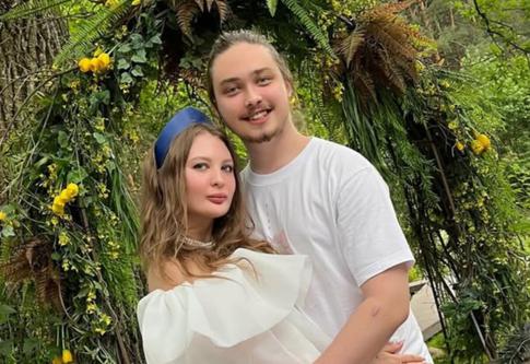 Сын Наташи Королевой с женой отправился в глушь на поезде в обычном купе