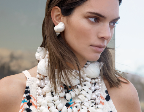 Цепи, пластик, жемчуг: главные тренды летней бижутерии и как ее носить