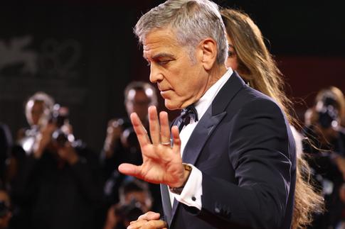 «Мне тяжело говорить»: заболевший Клуни оправдался перед поклонниками