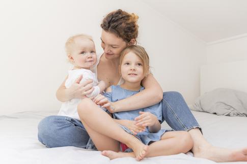 Родила второго: как помочь старшему принять малыша без ревности