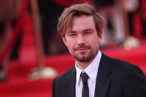 Александр Петров поцеловал жену на камеру — фанаты в восторге