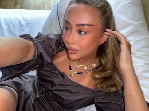 «Кошечка»: внучка Маслякова нарядилась в откровенный корсет по важному поводу