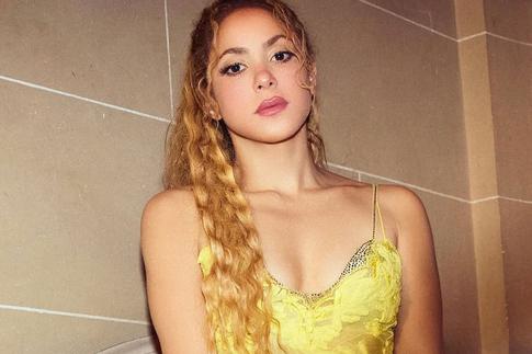 Горяча и естественна: 48-летнюю Шакиру в бикини сняли на пляже во время отпуска