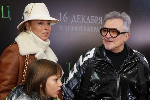 Дмитрий Дибров намерен отобрать у супруги детей и имущество